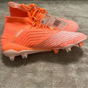 I’m selling a women’s soccer cleat size 9